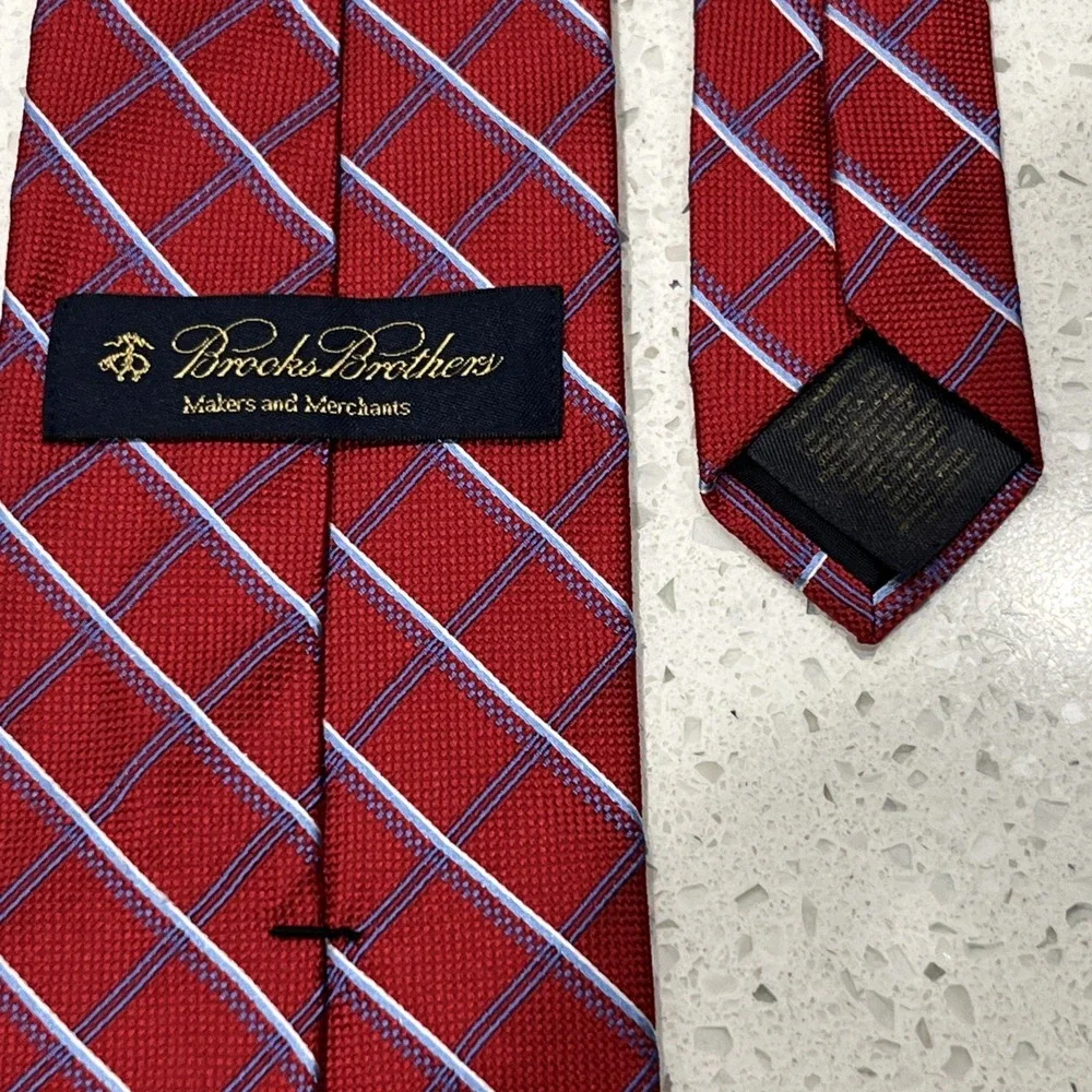 Brooks Brothers Makers Red White Tie 100% Silk Made in USA